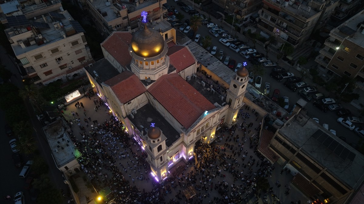 Suriye'de Hristiyanlar, Hazreti İsa'nın çarmıha gerildiği gün olduğuna inandıkları "Kutsal Cuma"yı...