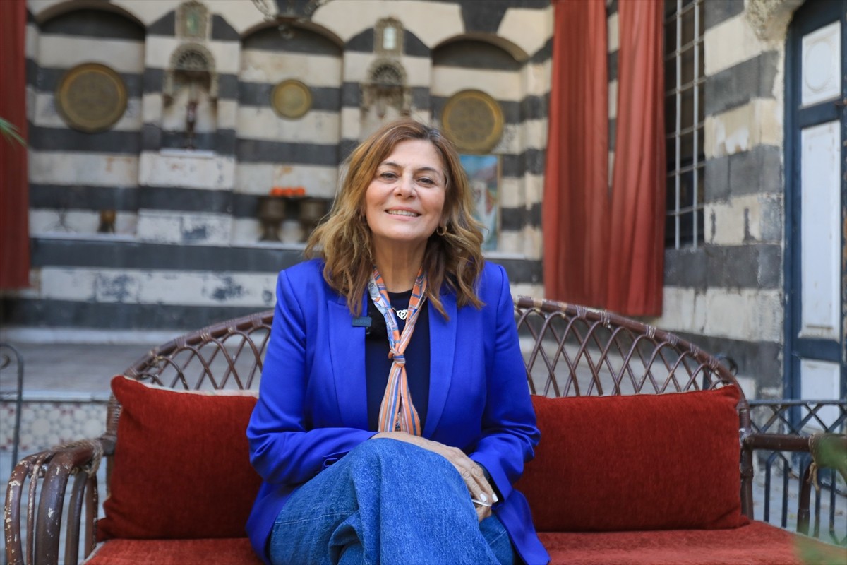 Suriye'de yeni kurulan geçici hükümette Sosyal İşler ve Çalışma Bakanı olarak göreve başlayan Hind...