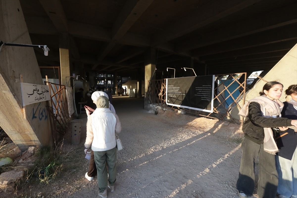 Suriye'nin başkenti Şam'da yerel Medad Görsel Sanatlar Derneğince açılan "Yol" sergisi, ülkede...