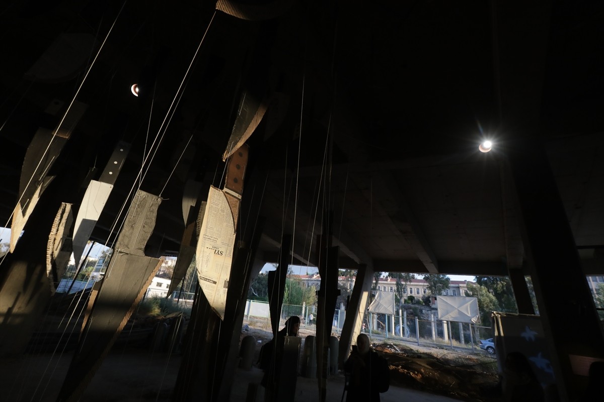 Suriye'nin başkenti Şam'da yerel Medad Görsel Sanatlar Derneğince açılan "Yol" sergisi, ülkede...