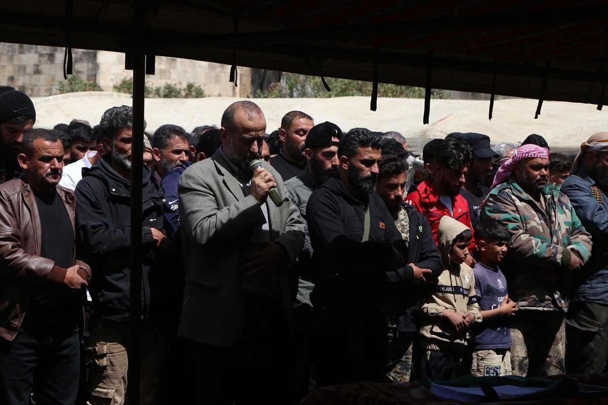 Suriye'nin güneyindeki Dera ilinde, İsrail saldırılarında yaşamını yitirenlerin cenazeleri toprağa...