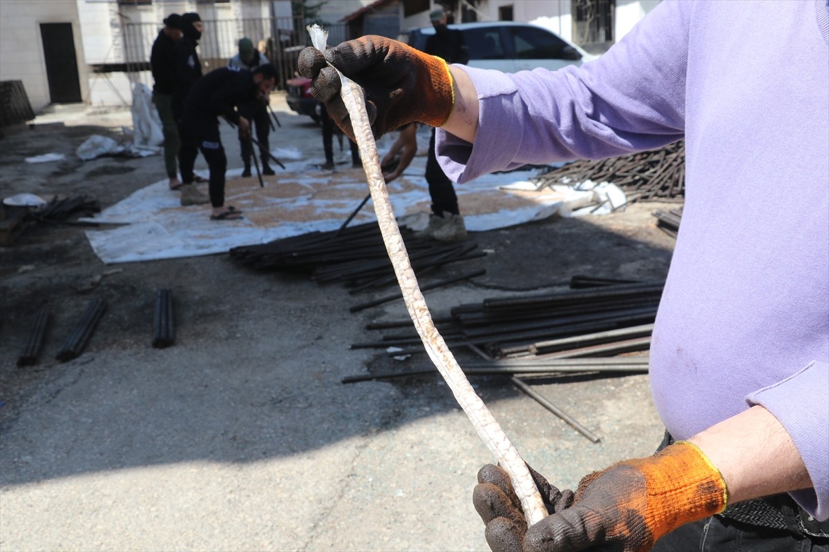 Suriye İçişleri Bakanlığı, Lazkiye ilindeki limanda, sevkiyata hazır yaklaşık 4 milyona yakın...