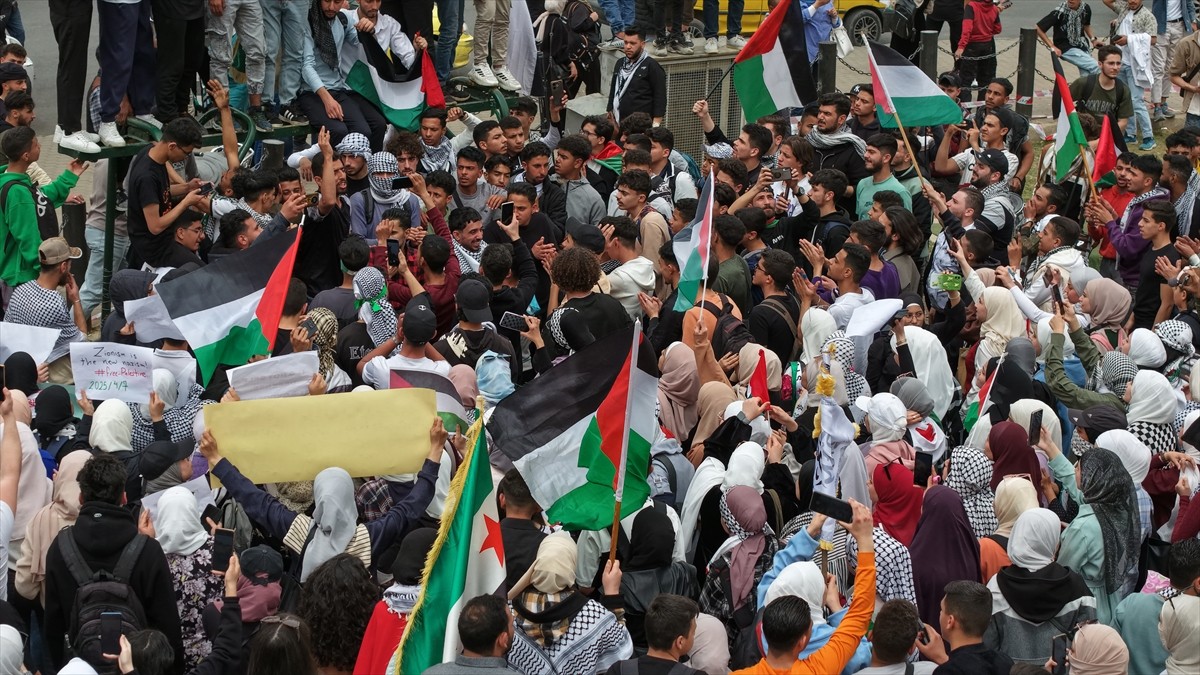 Suriye’nin başkenti Şam’da toplanan yüzlerce kişi, İsrail'in Filistin'e yönelik devam eden...