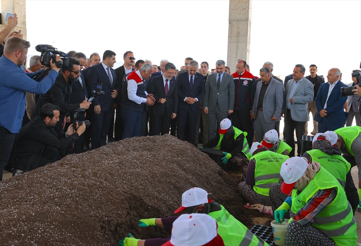 Tarım ve Orman Bakanı İbrahim Yumaklı, çeşitli temaslarda bulunmak üzere geldiği Mardin'de, Tarım...