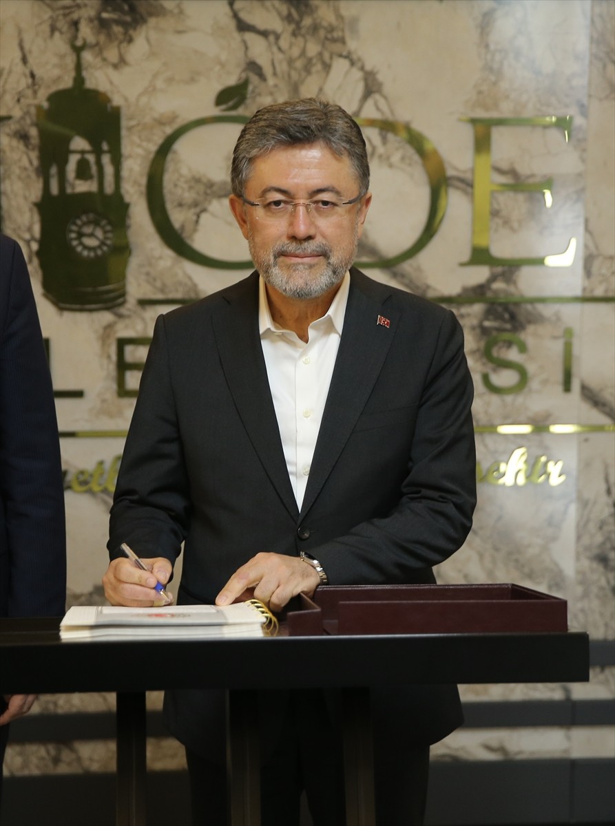 Tarım ve Orman Bakanı İbrahim Yumaklı, Niğde'de ziyaretlerde bulundu. Bakan Yumaklı, kentteki...