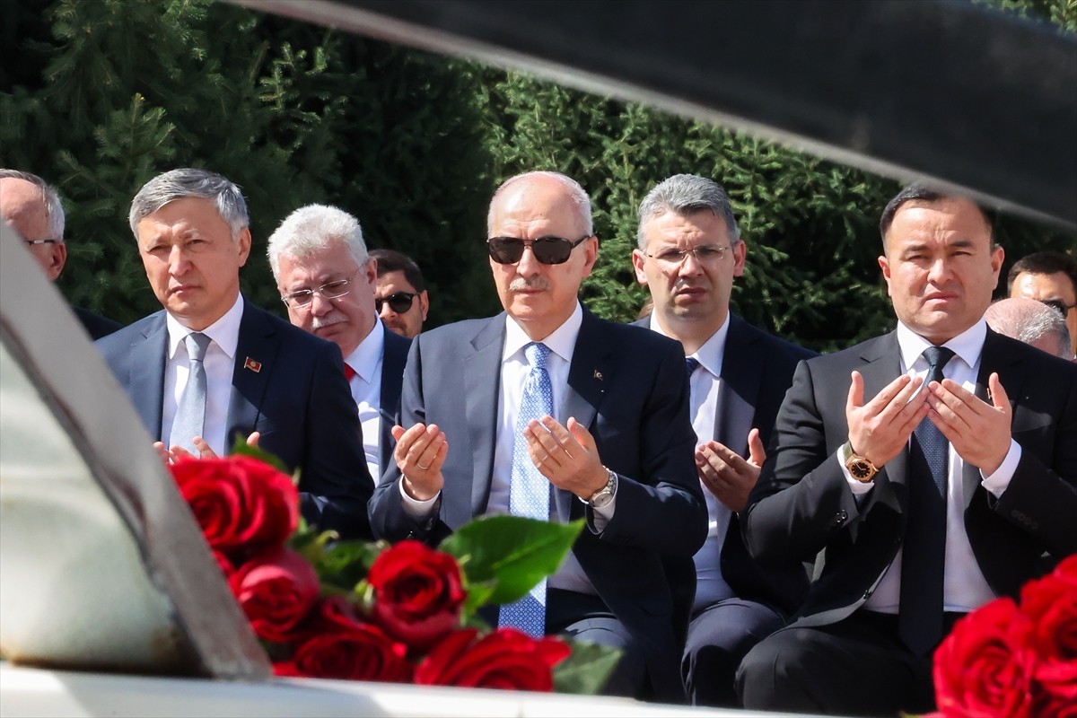 TBMM Başkanı Numan Kurtulmuş, resmi temaslarda bulunmak üzere geldiği Kırgızistan’da, Kırgız yazar...