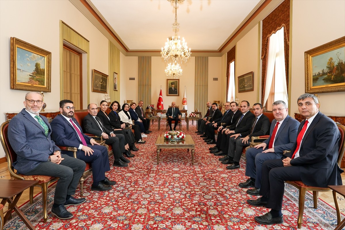 TBMM Başkanı Numan Kurtulmuş, Türkiye Basın Federasyonu Genel Başkanı Sinan Burhan (sol 3) ile...