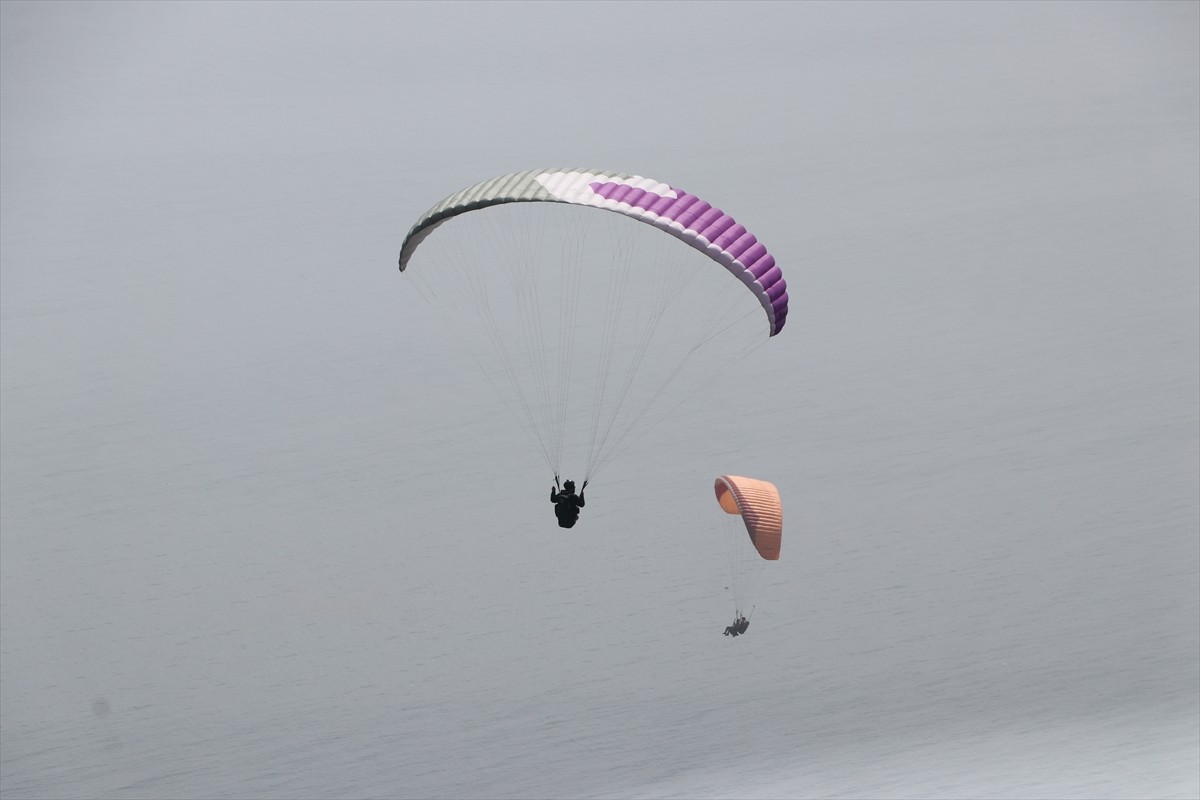 Tekirdağ'da bulunan Uçmakdere, Ramazan Bayramı'nda gökyüzüyle buluşmak isteyen yamaç paraşütü...