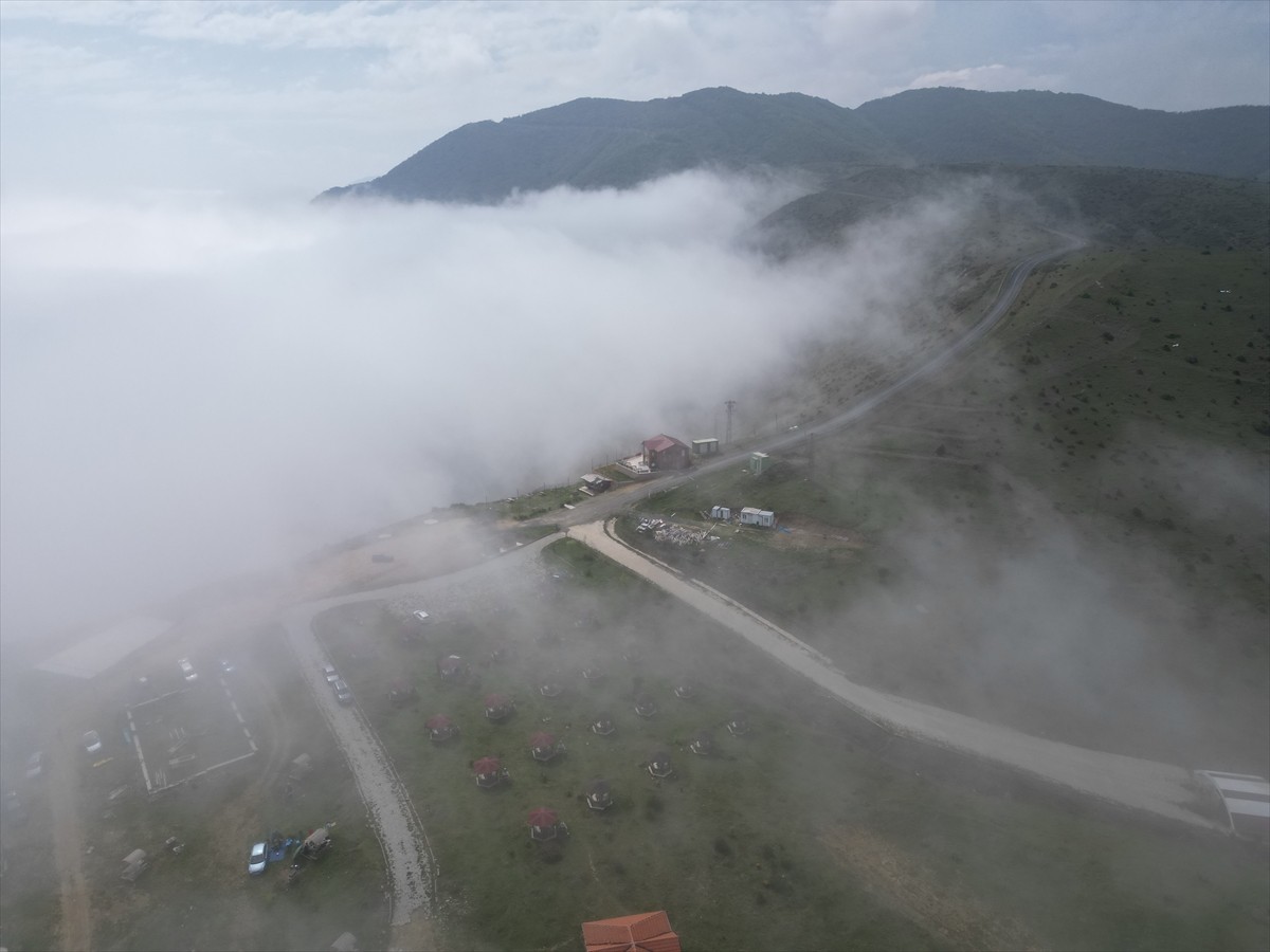 Tekirdağ'da Ganos Dağı eteklerinde oluşan sis bulutu havadan görüntülendi. 