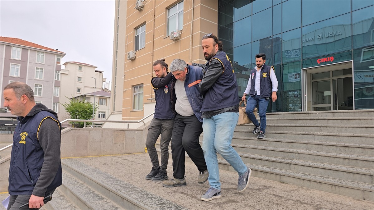 Tekirdağ'ın Çerkezköy ilçesinde 3 kişiyi silahla vurarak öldürdüğü iddiasıyla gözaltına alınan...