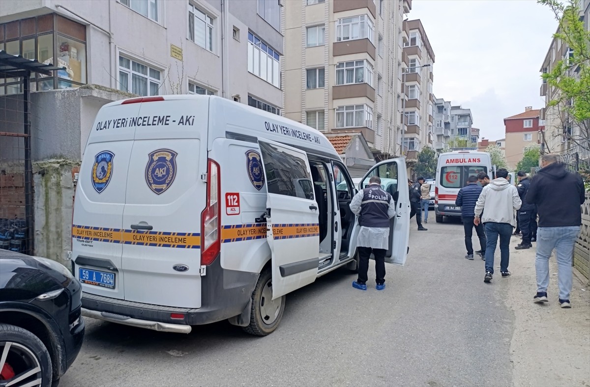 Tekirdağ'ın Çerkezköy ilçesinde akrabalar arasında çıkan silahlı kavgada 3 kişi öldü. Olay yerine...