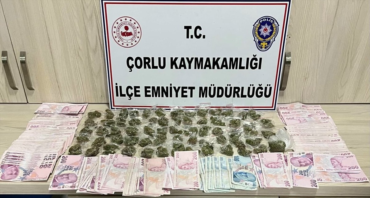 Tekirdağ'ın Çorlu ilçesinde, otomobilinde 238 gram esrar ele geçirilen sürücü tutuklandı.  Araçta...
