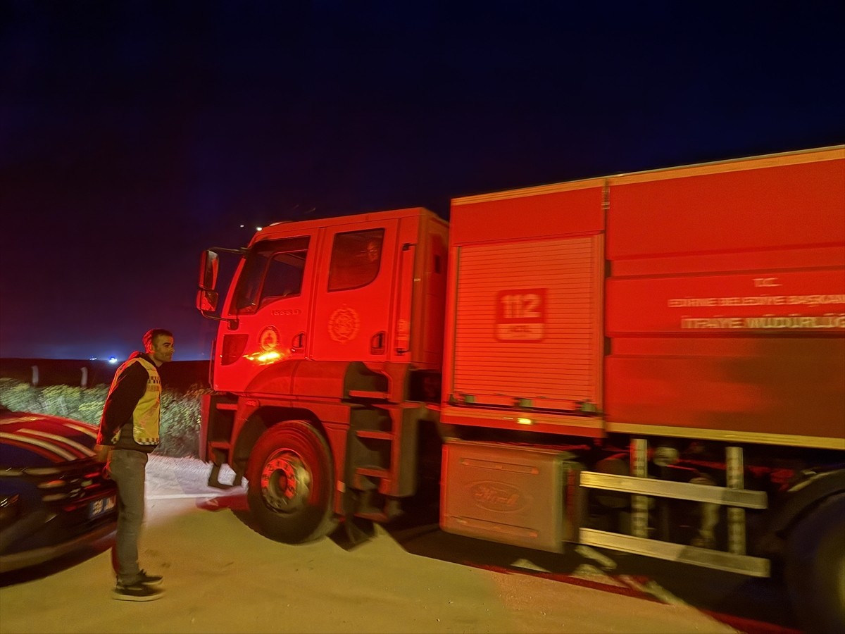 Tekirdağ'ın Ergene ilçesindeki doğal gaz kuyusunda meydana gelen gaz kaçağı, ekiplerin...