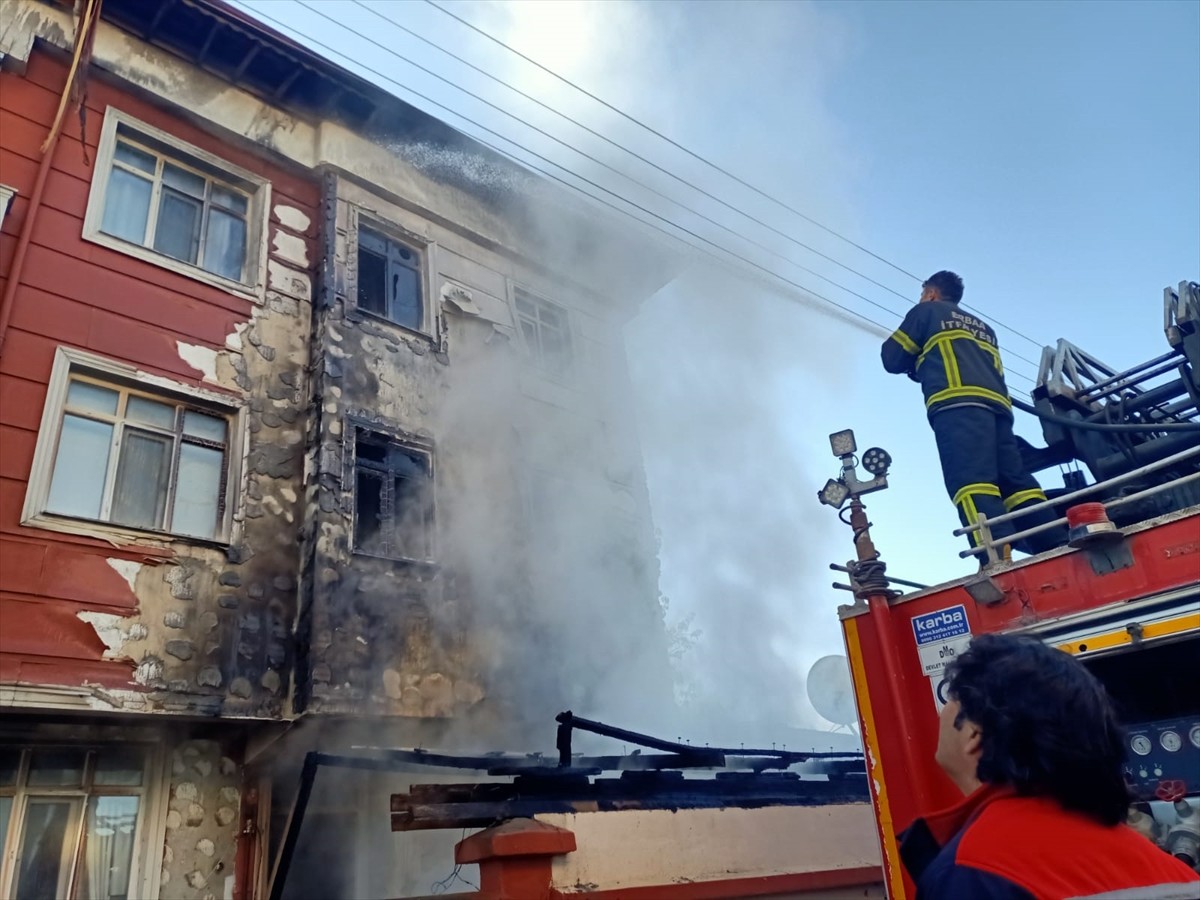 Tokat'ın Erbaa ilçesinde bir otomobilde başlayan yangın, yanındaki binaya da zarar verdi.