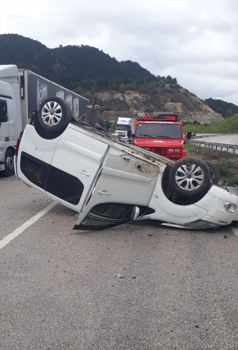  Tokat'ın Reşadiye ilçesinde devrilen hafif ticari araçtaki 4 kişi yaralandı.