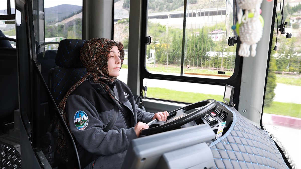 Tokat'ta 13 yıllık sürücülük deneyimine sahip Rukiye Özler, kentin ilk kadın halk otobüsü şoförü...