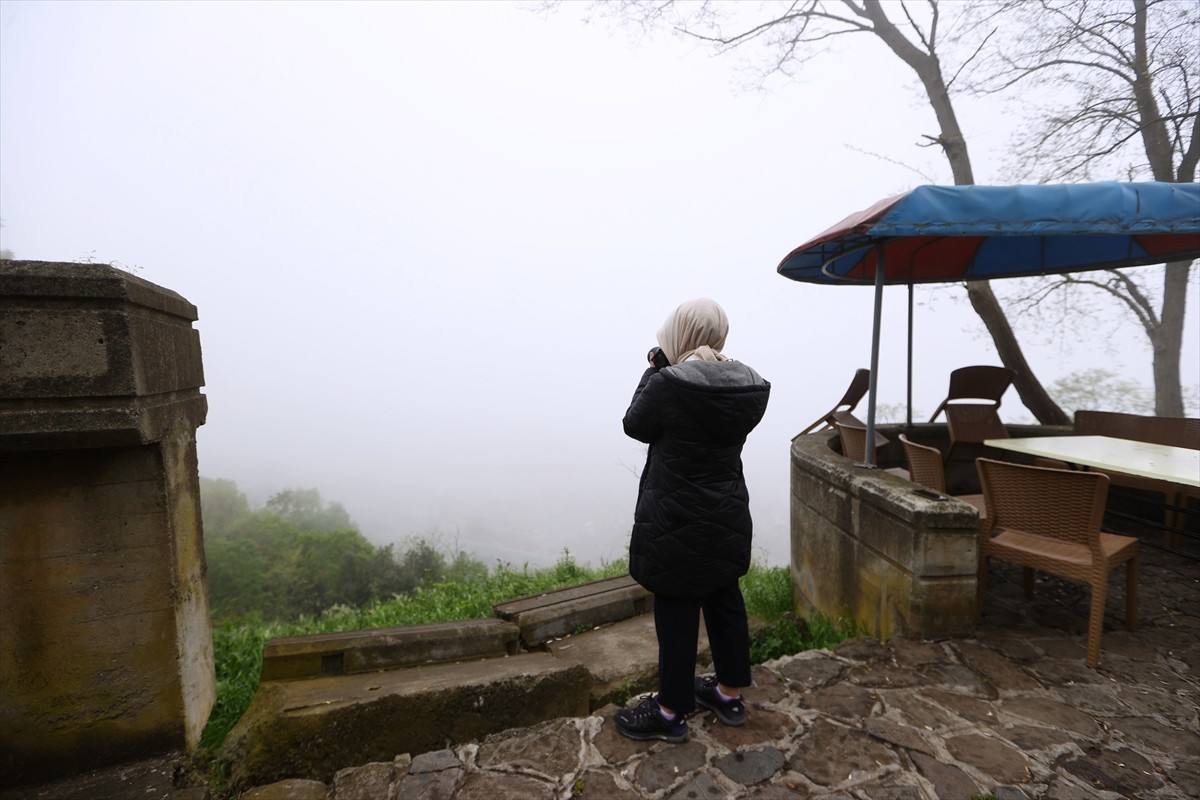 Trabzon'da gece saatlerinde başlayan sis, kent merkezinde etkili oldu.  