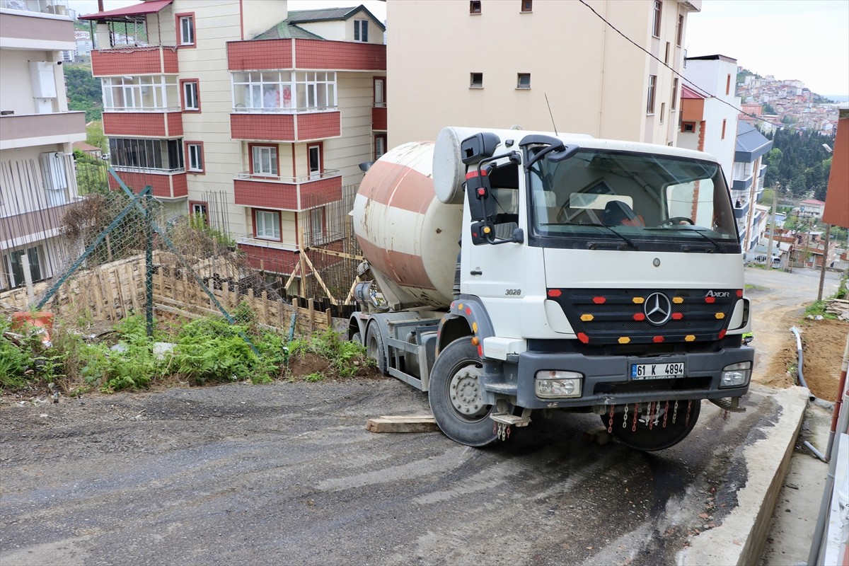 Trabzon'da, yokuştan kayan beton mikseri inşaat alanı ile yol arasında asılı kaldı. 