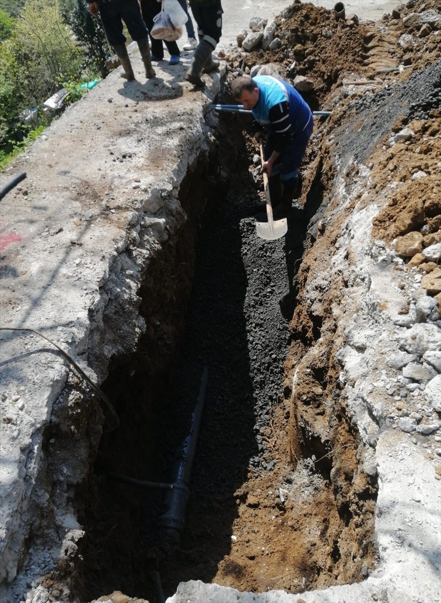 Trabzon'un Akçaabat ilçesinde ana su hattında meydana gelen patlama, tarım arazisi ve bazı iş...