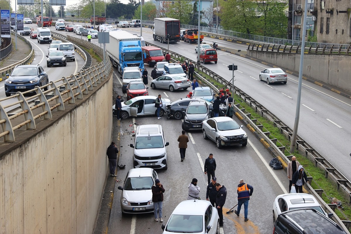 Trabzon'un Ortahisar ilçesinde 15 aracın karıştığı zincirleme trafik kazasında 8 kişi...