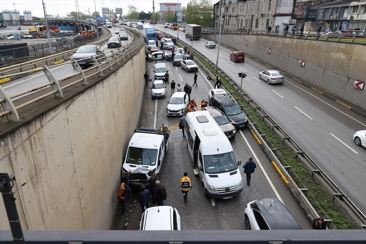 Trabzon'un Ortahisar ilçesinde 15 aracın karıştığı zincirleme trafik kazasında 8 kişi...
