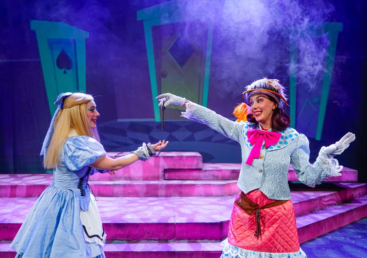 Trabzon Devlet Tiyatrosu (TDT), "Savaş Müzesi" ile "Alice Harikalar Diyarında" oyunlarını...