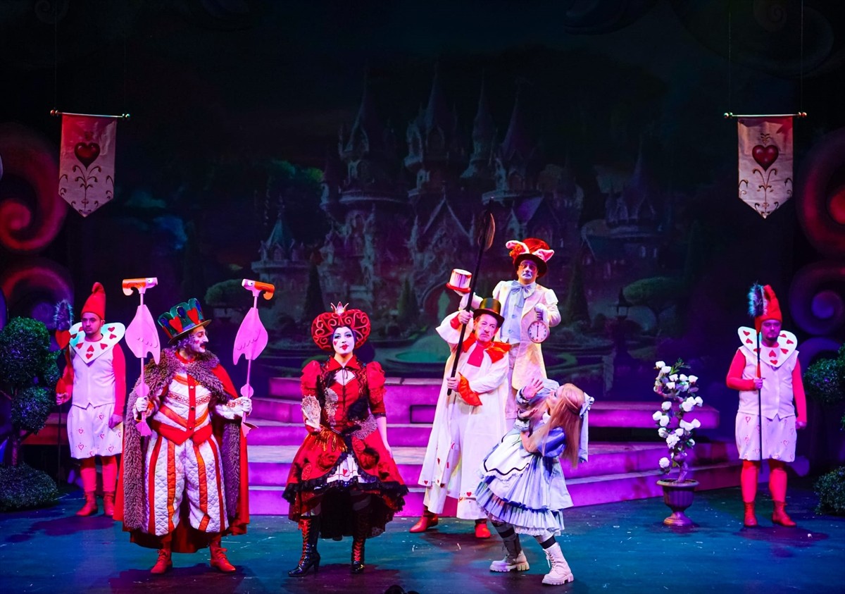 Trabzon Devlet Tiyatrosu (TDT), "Savaş Müzesi" ile "Alice Harikalar Diyarında" oyunlarını...