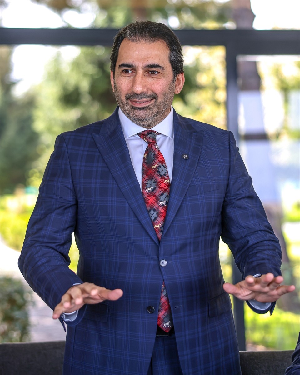 Trabzonspor Kulübü Asbaşkanı Zeyyat Kafkas (ortada), Süper Lig'de şampiyonluk yaşamış kulüplerin...