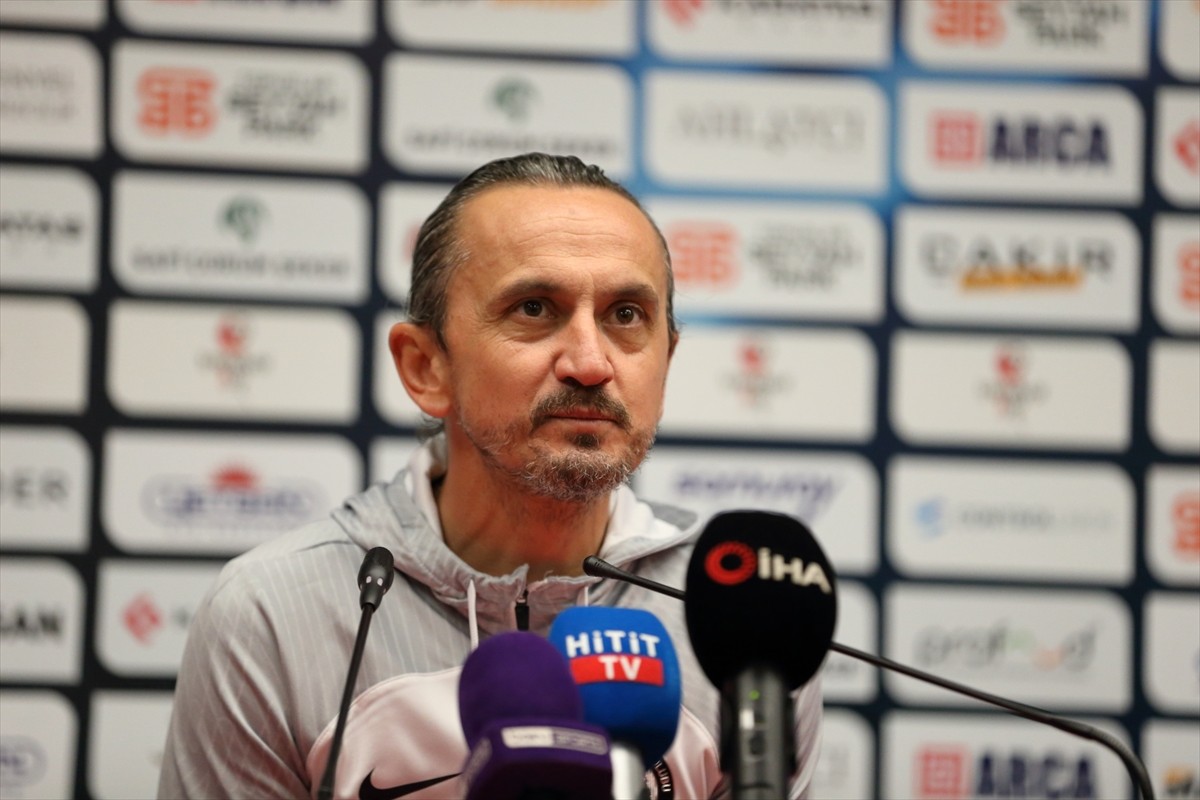 Trendyol 1. Lig'in 32. haftasında Çorum Şehir Stadı'nda karşılaşan Esenler Erokspor ile Ahlatcı...