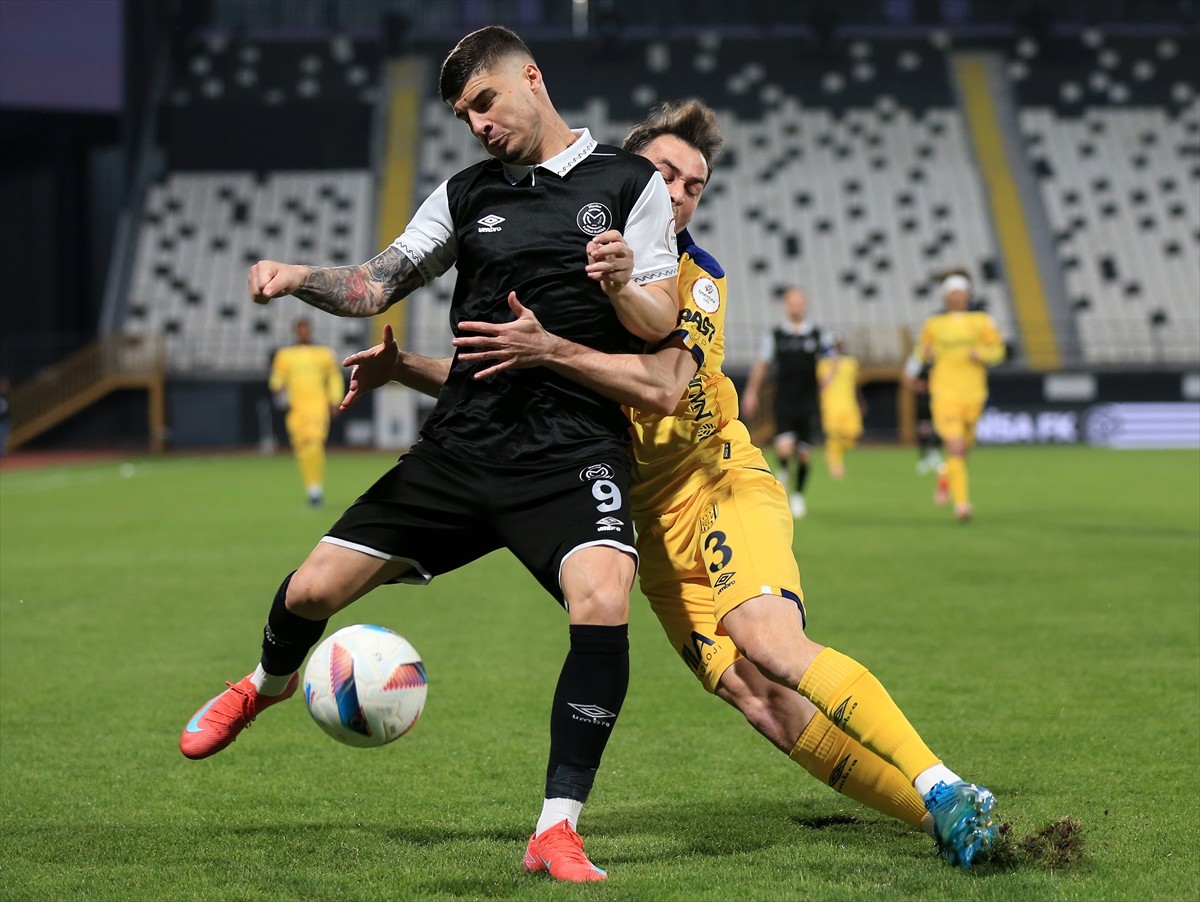 Trendyol 1. Lig'in 35. hafta maçında Manisa FK ile MKE Ankaragücü, Manisa 19 Mayıs Stadı’nda...