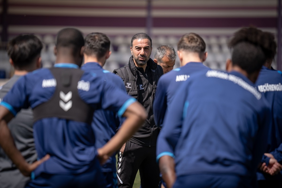 Trendyol 1. Lig ekiplerinden Emre Gökdemir İnşaat Ankara Keçiörengücü'nün teknik direktörü Sedat...