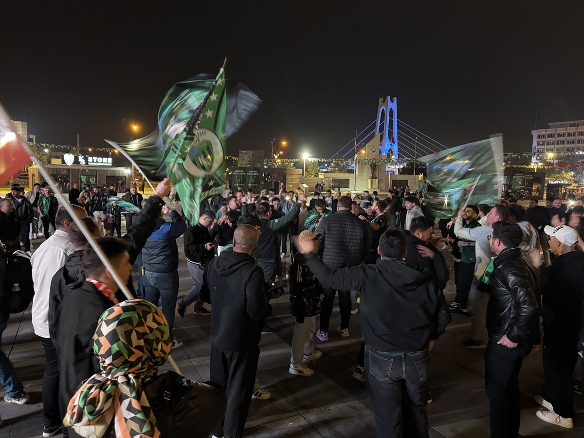 Trendyol 1. Lig takımlarından Kocaelispor, Geosis Boluspor'un Solwie Energy Fatih Karagümrük'ü 1-0...