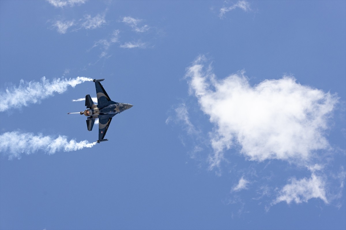 Türk Hava Kuvvetlerinin akrobasi timi SOLOTÜRK, "2025 Turizm Başkenti" ilan edilen Erzurum'da...