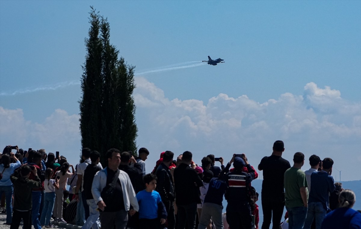 Türk Hava Kuvvetlerinin akrobasi timi SOLOTÜRK, Şehitler Abidesi semalarında gösteri uçuşu...