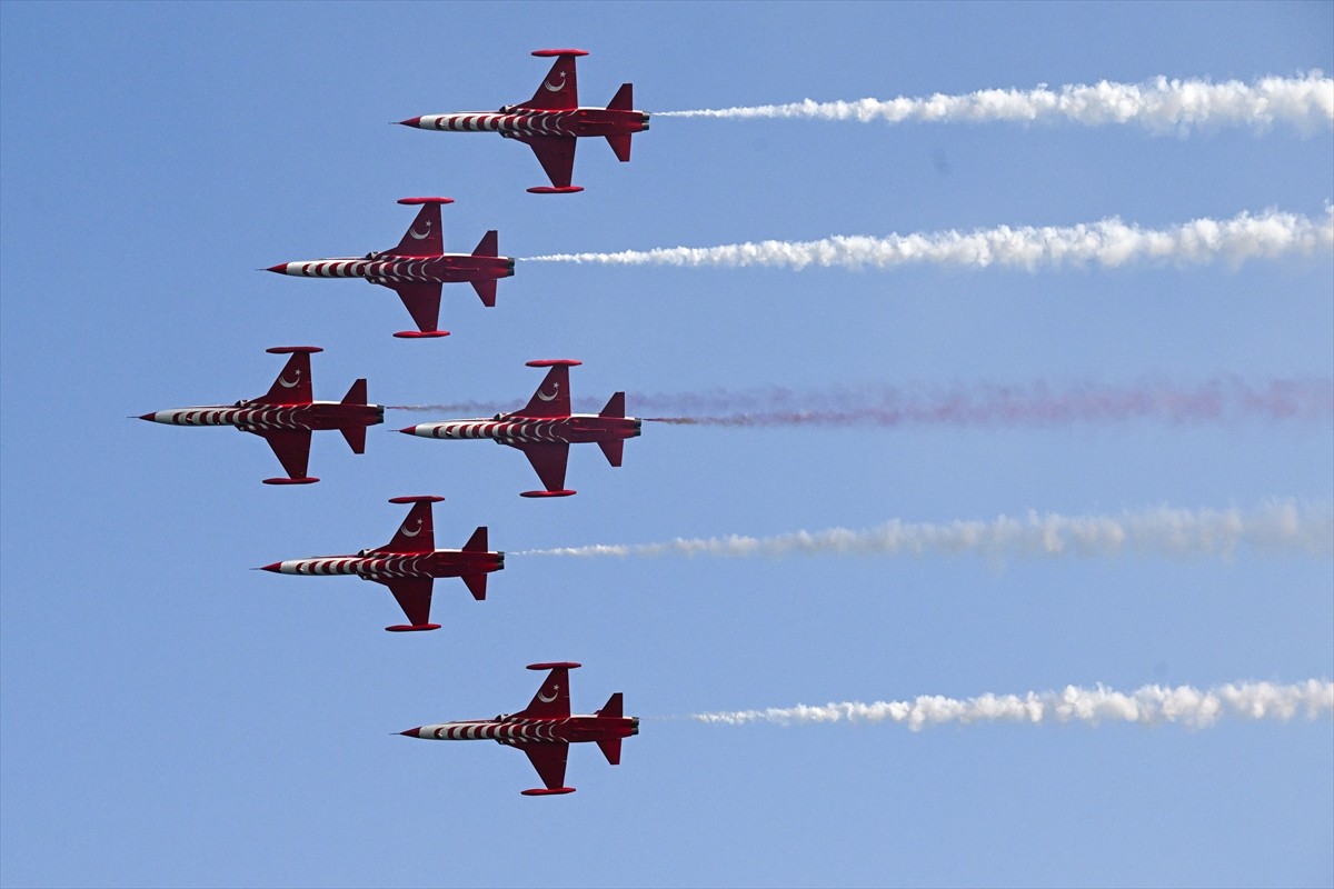 Türk Hava Kuvvetlerinin akrobasi timi Türk Yıldızları, 23 Nisan Ulusal Egemenlik ve Çocuk Bayramı...