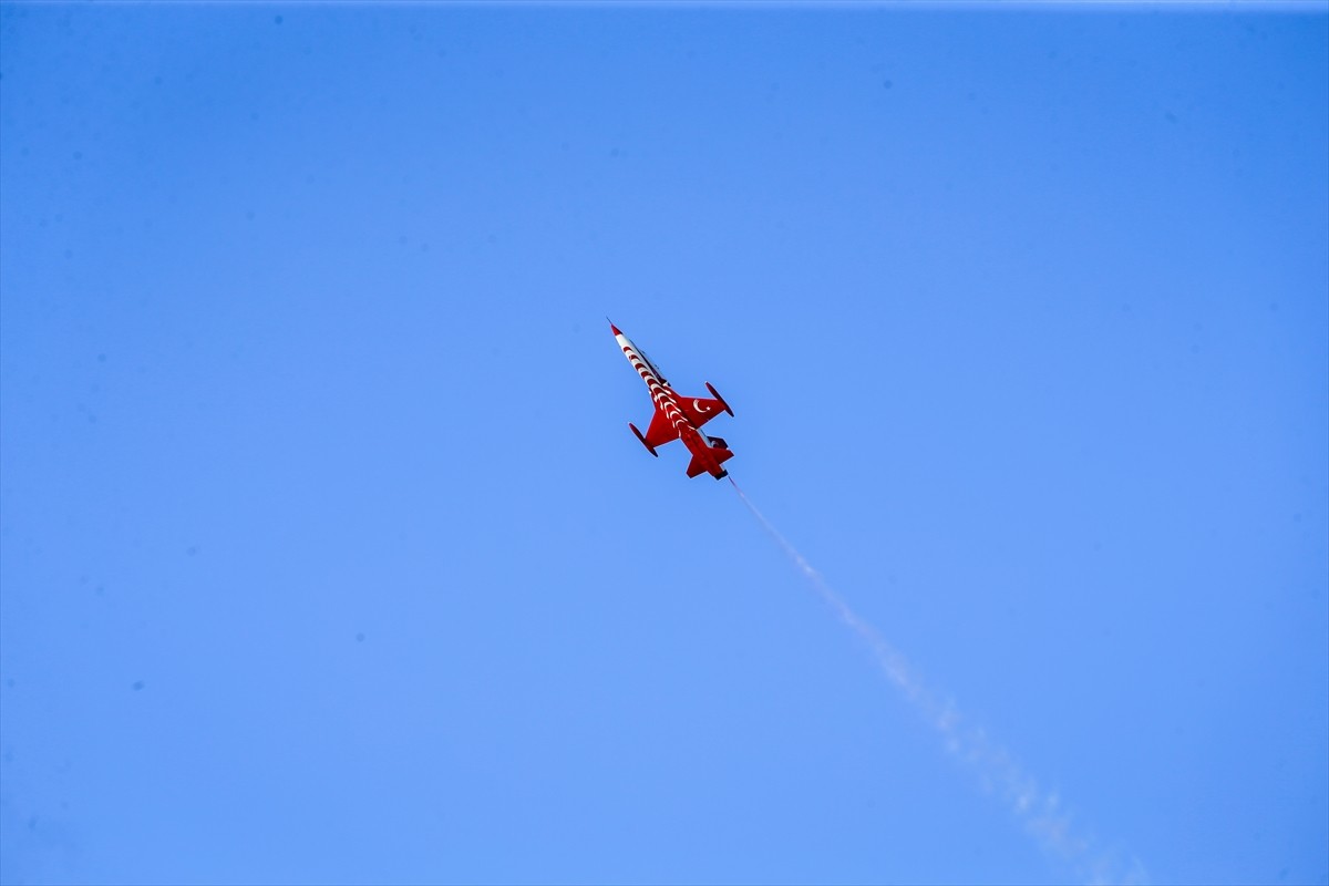 Türk Hava Kuvvetlerinin akrobasi timi Türk Yıldızları, Hatay'ın İskenderun ilçesinde 19 Nisan'da...