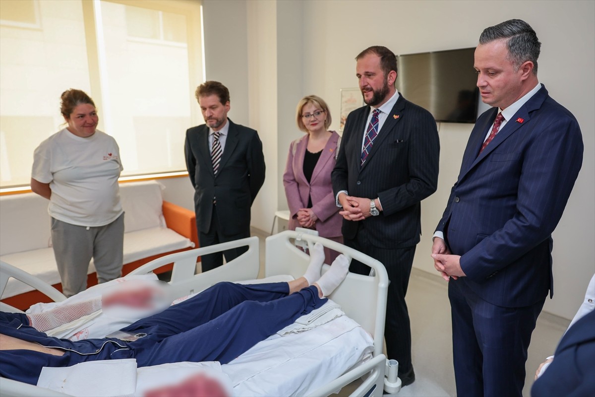 Türk İşbirliği ve Koordinasyon Ajansı (TİKA) Başkanı Serkan Kayalar (sağda), martta Kuzey...