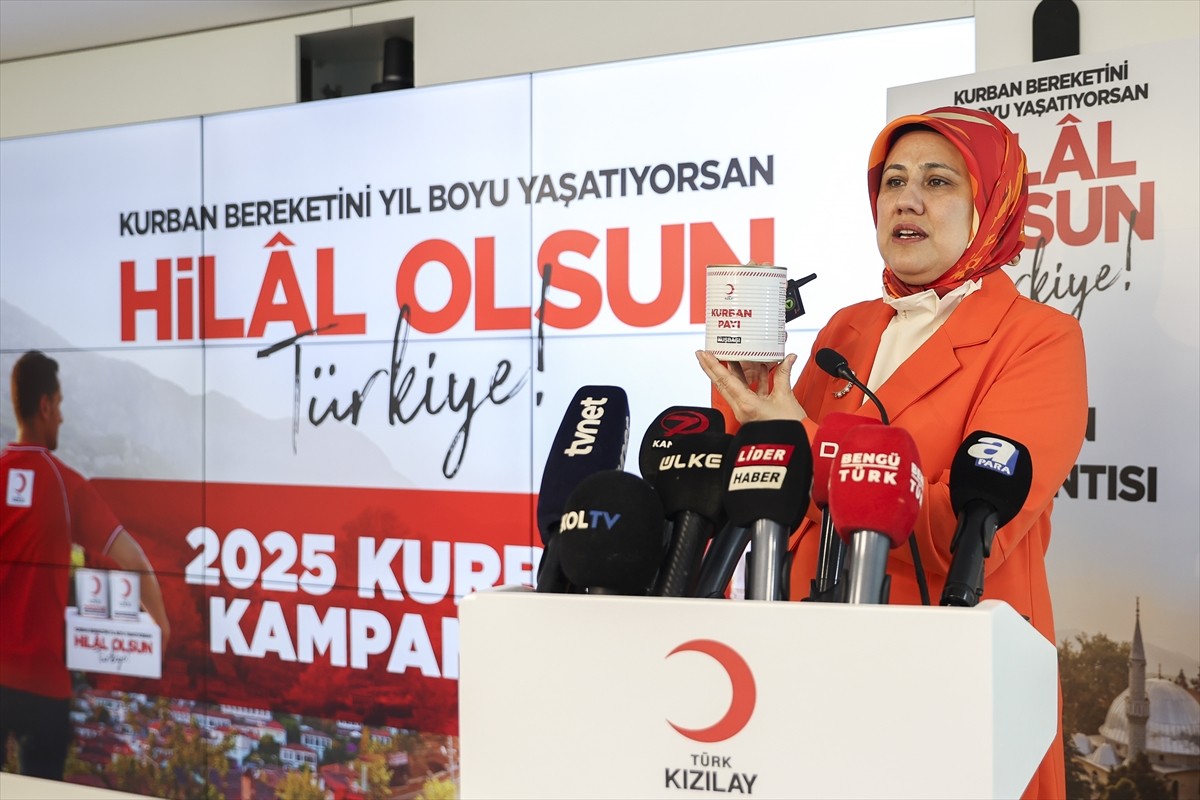 Türk Kızılay Genel Başkanı Fatma Meriç Yılmaz, Türk Kızılay İstanbul Ofisi'nde düzenlenen basın...