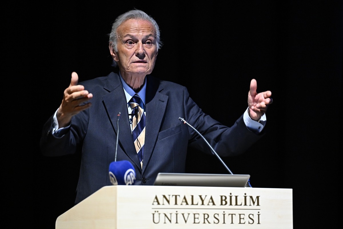 Türk sinemasının usta oyuncularından Ediz Hun, Antalya Bilim Üniversitesi'nde "Sosyoekonomik...