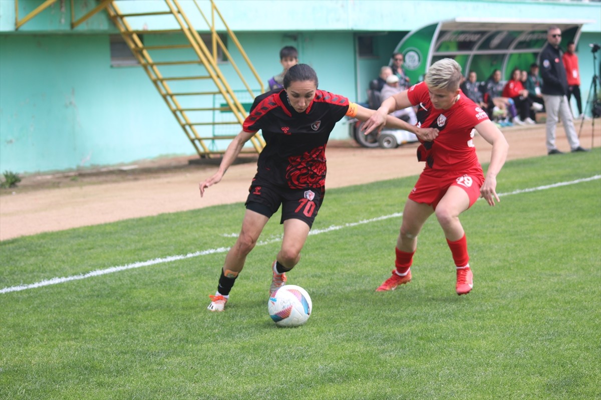 Turkcell Kadın Futbol Süper Ligi'nin 23. haftasında Ünye Kadın Spor Kulübü ile Ankara Büyükşehir...