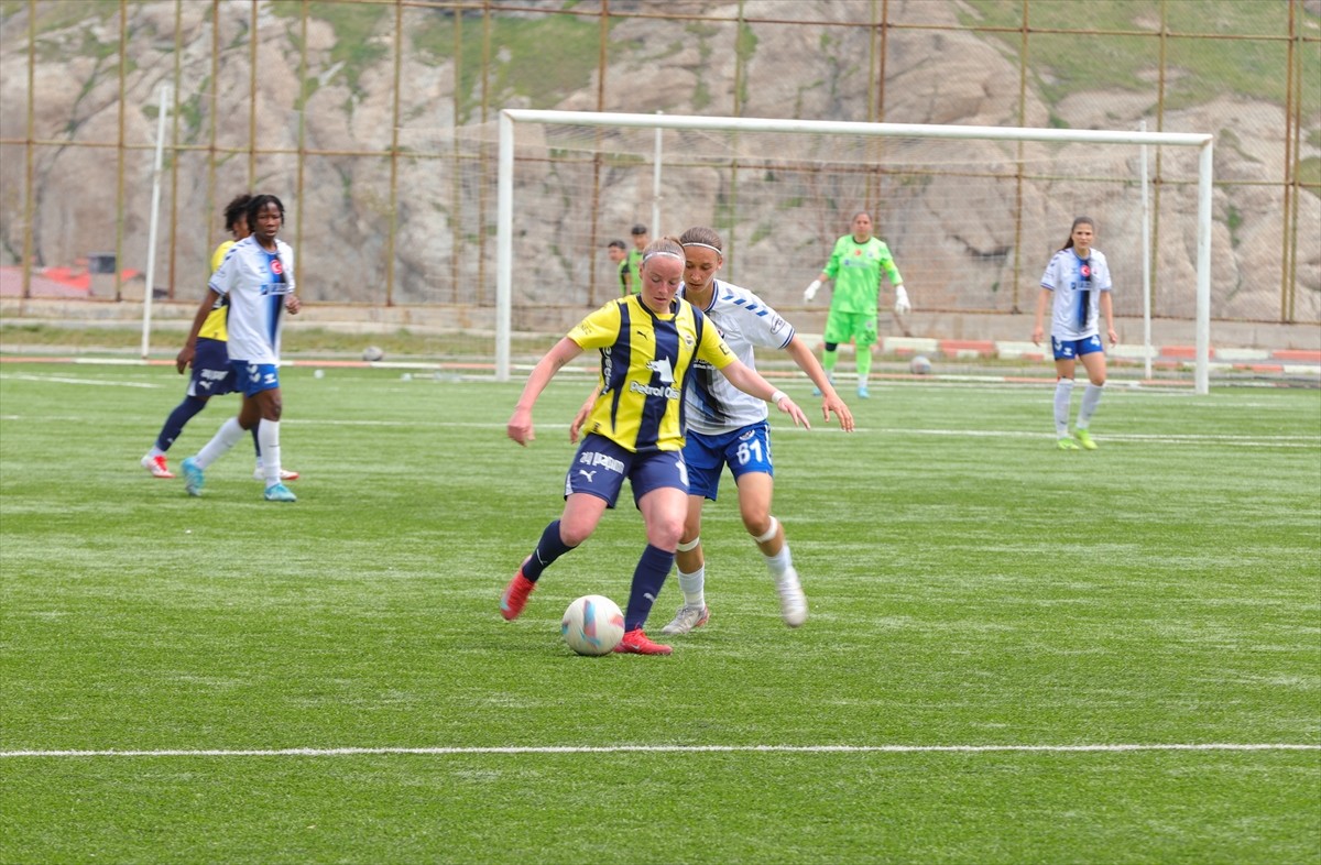Turkcell Kadın Futbol Süper Ligi'nin 24. haftasında Hakkarigücü ile Fenerbahçe Petrol Ofisi...