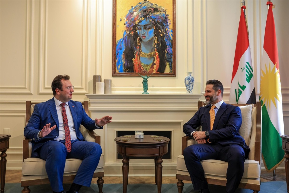 Türkiye'nin Erbil Başkonsolosu Erman Topçu (sol), Irak Kürt Bölgesel Yönetimi (IKBY) Başbakan...
