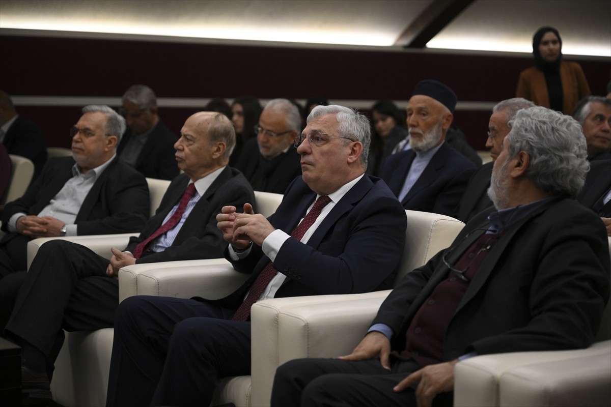 Türkiye'nin eski Pekin Büyükelçisi İsmail Hakkı Musa (sağ 2), Stratejik Düşünce Enstitüsü'nde...