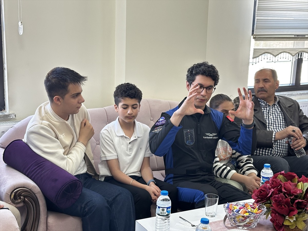 Türkiye'nin ikinci astronotu Tuva Cihangir Atasever, Iğdır Bilim ve Sanat Merkezi (BİLSEM)...