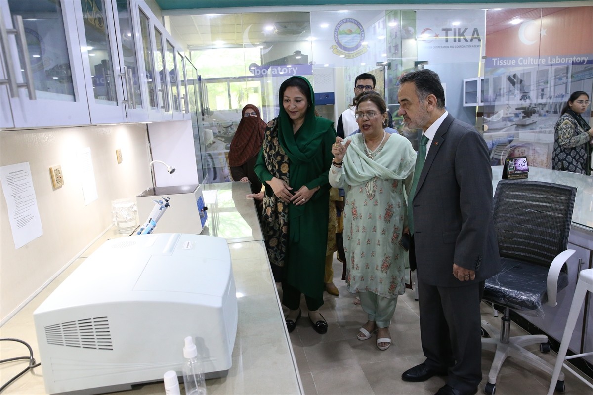 Türkiye'nin İslamabad Büyükelçisi İrfan Neziroğlu (ortada) ve Türk İşbirliği ve Koordinasyon...