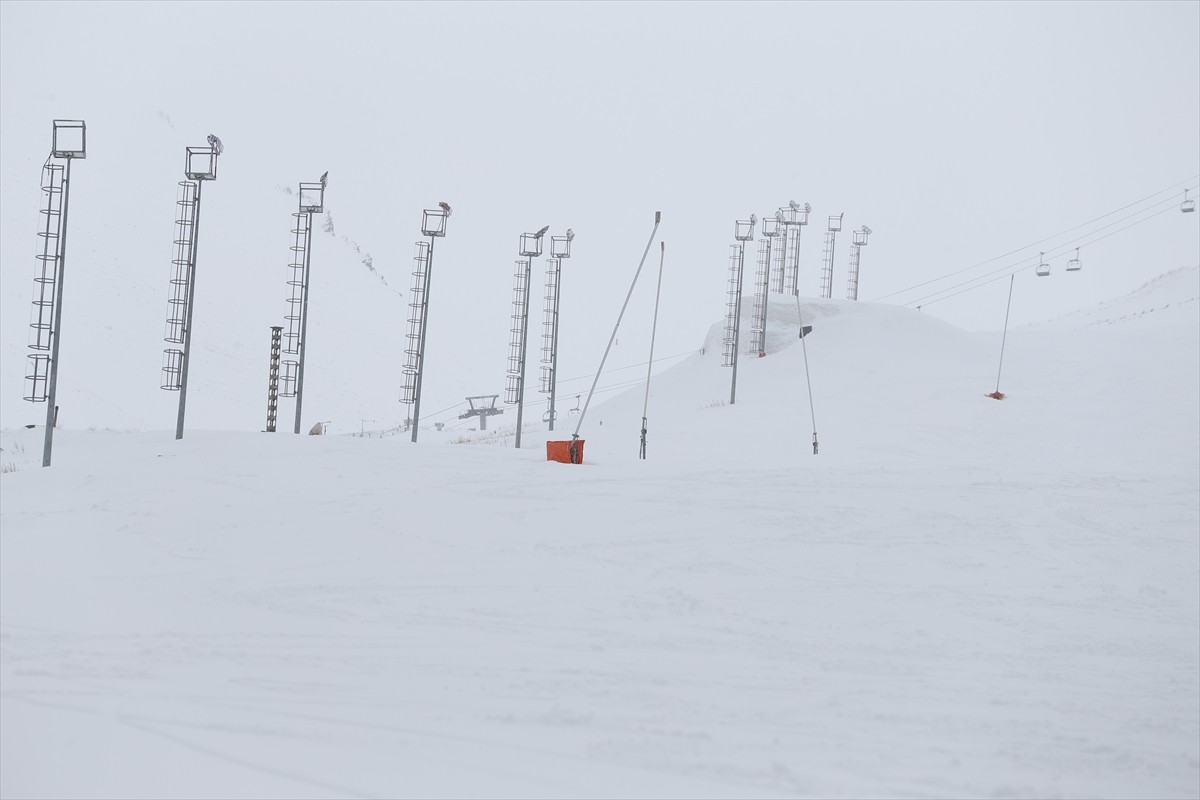 Türkiye'nin önemli kış turizm merkezlerinden Palandöken'de, geçen yıl kasım ayı sonunda başlayan...
