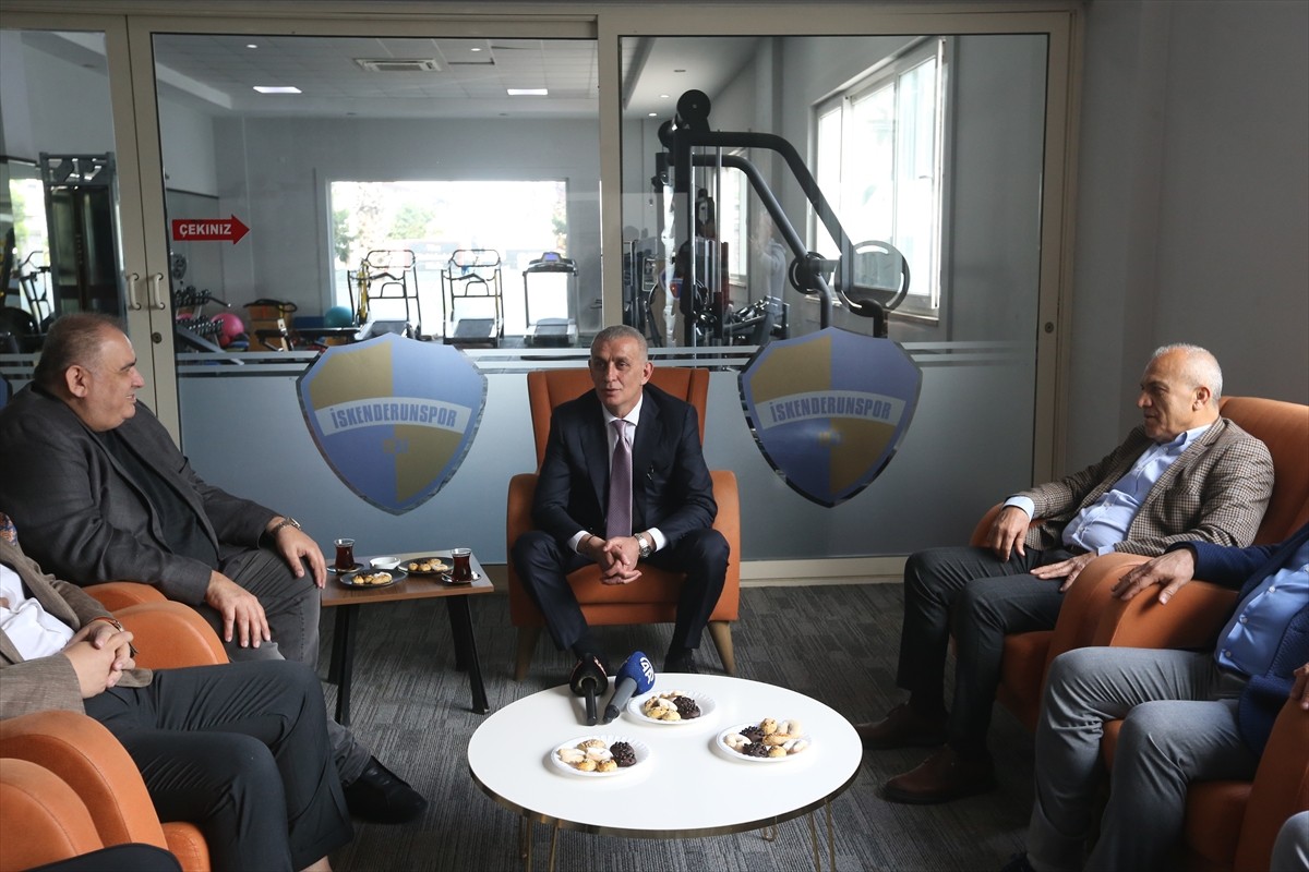 Türkiye Futbol Federasyonu (TFF) Başkanı İbrahim Hacıosmanoğlu (ortada), Nesine 2. Lig ekibi...