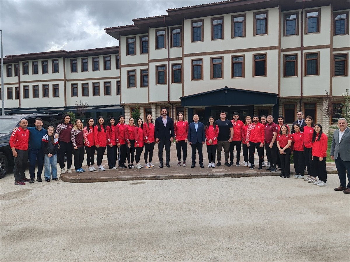 Türkiye Güreş Federasyonu Başkanı Taha Akgül, Kastamonu Valisi Meftun Dallı ile Kastamonu Milli...