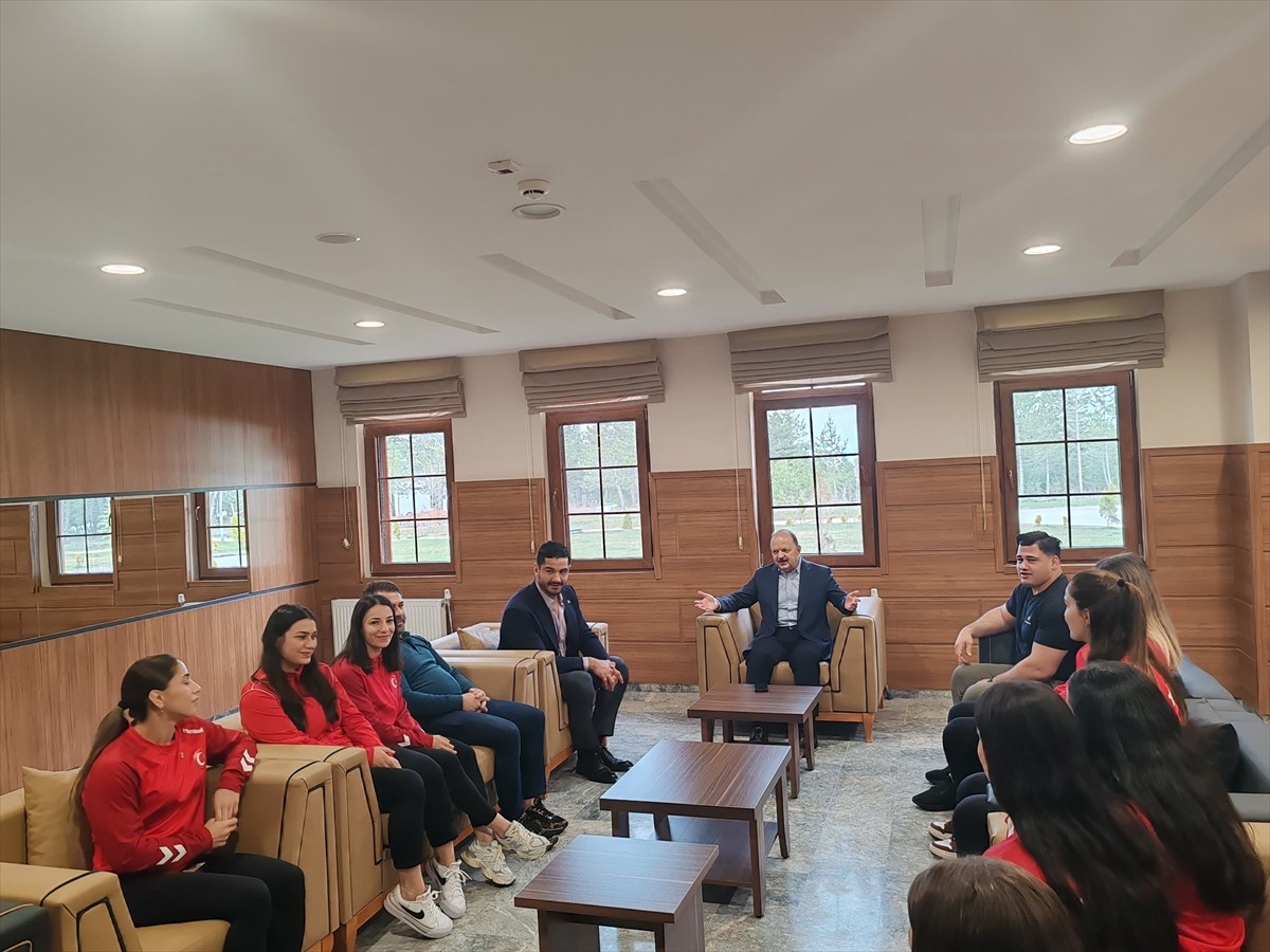 Türkiye Güreş Federasyonu Başkanı Taha Akgül, Kastamonu Valisi Meftun Dallı ile Kastamonu Milli...