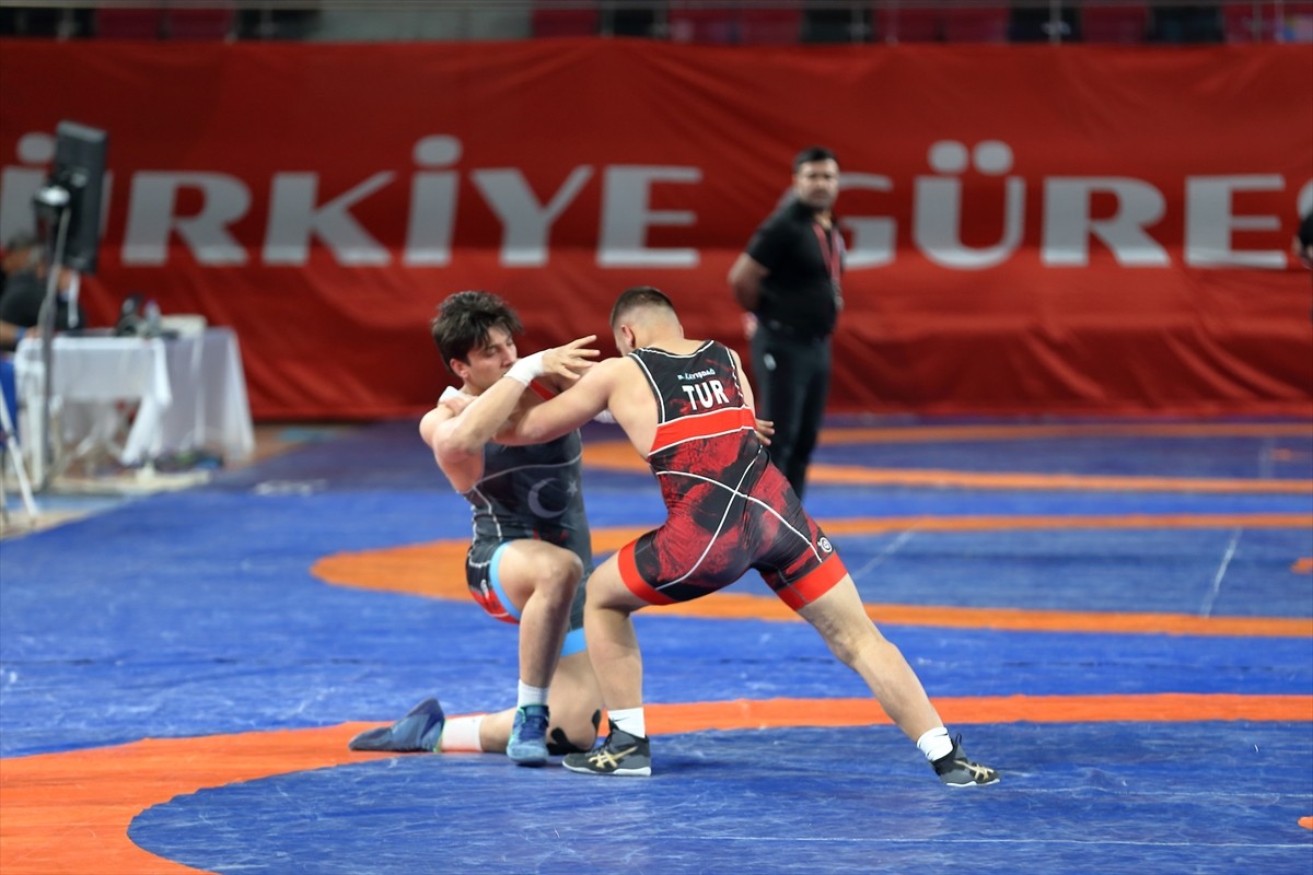 Türkiye Güreş Federasyonu tarafından düzenlenen 20 Yaş Altı Türkiye Şampiyonası, Çorum'da başladı....